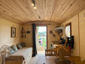 salon z kanapą w pokoju w obiekcie La Ferme de Roulotte de Sandrine w mieście Carentoir