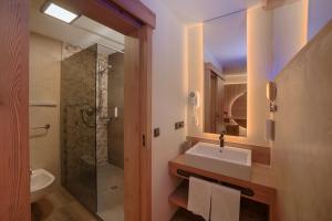 łazienka z umywalką i prysznicem w obiekcie Martinshof berg herz hotel w mieście San Giovanni in Val Aurina
