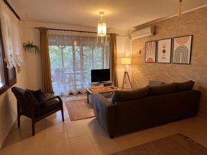 un soggiorno con divano e TV di Chic Villa with Terrace and Rooftop in Izmir a Smirne