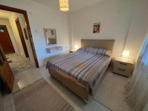 Dormitorio pequeño con cama y espejo en Chic Villa with Terrace and Rooftop in Izmir en İzmir