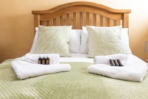Voodi või voodid majutusasutuse Pass the Keys Traditional 5 Bed Bellahouston Glasgow Sleeps 10 toas