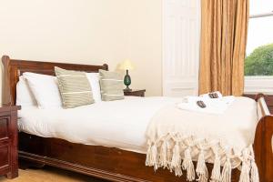 Voodi või voodid majutusasutuse Pass the Keys Traditional 5 Bed Bellahouston Glasgow Sleeps 10 toas