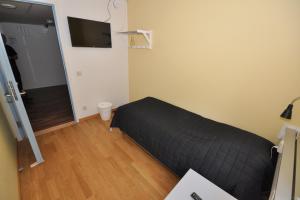 Un pat sau paturi într-o cameră la Brandbergens Vandrarhem