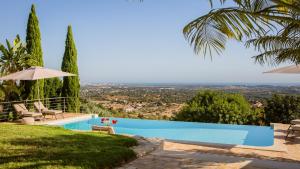 una piscina en una villa con vistas en Villa Mebahel - Boliqueime, en Boliqueime