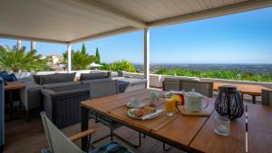 una mesa con comida en el patio en Villa Mebahel - Boliqueime, en Boliqueime