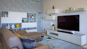 a living room with a couch and a television at Villa Mebahel - Boliqueime in Boliqueime