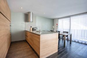 Η κουζίνα ή μικρή κουζίνα στο Denali Apartment by HomeFlow