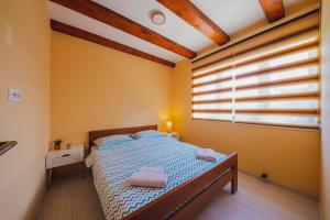 een slaapkamer met een bed en een raam bij Vila Rea in Žabljak