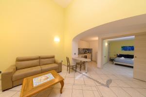 sala de estar con sofá y mesa en La Rosa - Luxury B&B en Isquia
