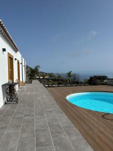 un patio con piscina junto a una casa en Casa El Guinche, en Fuencaliente de la Palma