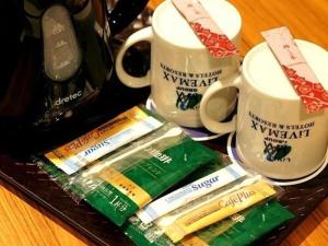 a tray of toothbrushes and two cups of coffee at HOTEL LiVEMAX Hiroshima Peace Park Mae in Hiroshima