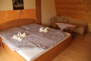 um quarto com uma cama com duas almofadas em U Mami em Veľký Meder