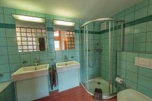 アローザにあるNeivaのバスルーム(シンク2台、シャワー、バスタブ付)