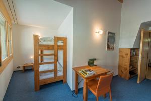 アローザにあるNeivaのデスク、二段ベッドが備わる小さな客室です。