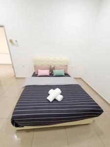 Bett mit drei Kissen auf einem Zimmer in der Unterkunft JOVIAL COZY&STYLISH 2STORYHOUSE 4ROOM@BMJURU in Bukit Mertajam