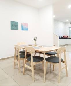 einen Esstisch und Stühle in der Küche in der Unterkunft JOVIAL COZY&STYLISH 2STORYHOUSE 4ROOM@BMJURU in Bukit Mertajam + 18 Fotos