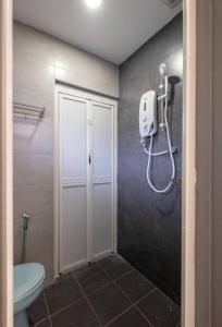 ein Bad mit einer Duschkabine und einem WC in der Unterkunft JOVIAL COZY&STYLISH 2STORYHOUSE 4ROOM@BMJURU in Bukit Mertajam