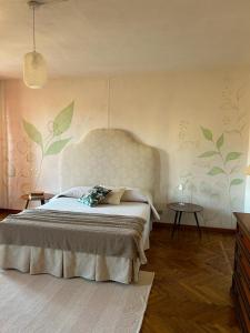 Casale Corte CerroにあるCasa Vacanze Malvarosaのベッドルーム1室(大型ベッド1台付)
