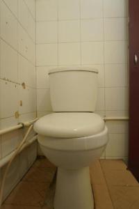 ein Bad mit einem weißen WC in einem Zimmer in der Unterkunft OYO 92778 Rumah Massagena Syariah in Enrekang