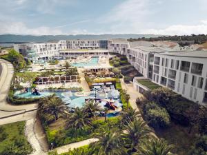 Bazén v ubytování Falkensteiner Family Hotel Diadora nebo v jeho okolí