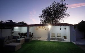 einen Hinterhof mit einer Terrasse mit grünem Rasen in der Unterkunft Preciosa casa en Vigo cerca de la playa de Samil in Vigo