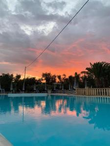 una gran piscina con puesta de sol en el fondo en Appartamenti Vacanze Minervino, en Vieste