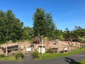 einen Spielplatz in einem Park mit Spielgeräten in der Unterkunft 'Maigue View' by the River in Croom