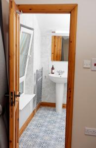 a bathroom with a sink and a mirror and a tub and a sink at 'Maigue View' by the River in Croom