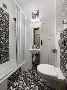 La salle de bains est pourvue de toilettes et d'un lavabo. dans l'établissement Akira Bed & Breakfast, à Wrocław