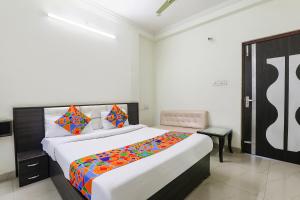Łóżko lub łóżka w pokoju w obiekcie FabHotel Sara Residency