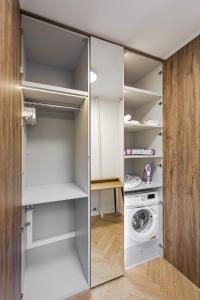 a laundry room with a washer and dryer at EMILY STUDIO in Warsaw