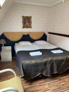 1 dormitorio con 1 cama con 2 toallas en Olevi Residents, en Tallin