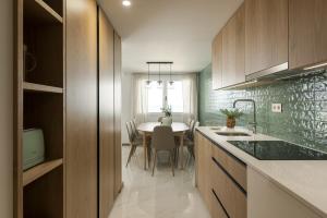 uma cozinha com uma mesa e uma sala de jantar em Miral 5 Sea front by HD Properties em Quarteira