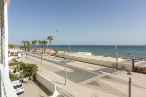 uma vista para a praia e para o oceano a partir de um edifício em Miral 5 Sea front by HD Properties em Quarteira