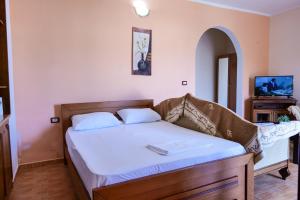 een slaapkamer met een bed in een kamer bij Vila Suljo in Ksamil