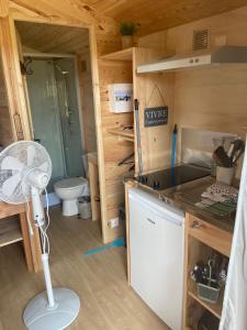 kuchnia z wentylatorem w małym domku w obiekcie La Ferme de Roulotte de Sandrine w mieście Carentoir +16 zdjęć