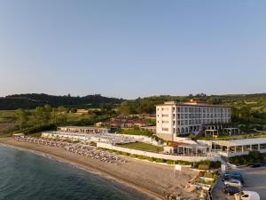 vista su una spiaggia con un hotel e sull'oceano di Mount Athos Resort a Ierissós