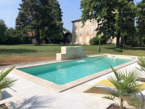 una piscina con una fuente en un patio en Chateau de Vaugelas - Charmant domaine près de Valence, en Alixan