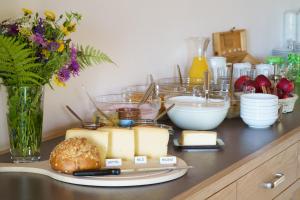 un mostrador con queso y otros productos alimenticios. en Jugendherberge Trin, en Trin