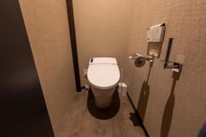 福岡市にある彩ホテル 菜の個室に白いトイレがあるバスルーム +37枚の写真