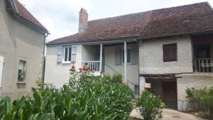 BretenouxにあるCharmante maison Lotoiseの赤い屋根の白レンガ造りの家