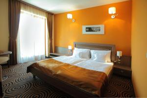 Posteľ alebo postele v izbe v ubytovaní Sándor Hotel