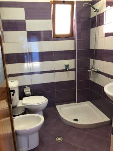 bagno con 2 servizi igienici e lavandino di Arsen Apartments a Sarandë