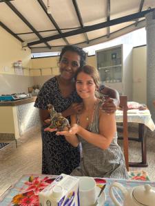 twee vrouwen poseren voor een foto in een keuken bij Guillet Beach Home in Matara