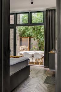 una camera con un letto, un tavolo e una finestra di Canal House with Garden ad Amsterdam