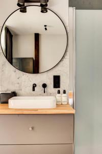 un bagno con lavandino e specchio di Canal House with Garden ad Amsterdam Altre 21 foto