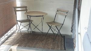 two chairs and a table and a table and two stools at Charmante maison Lotoise in Bretenoux +7 photos