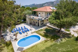 Bazén v ubytování Marti Garden Suites nebo v jeho okolí