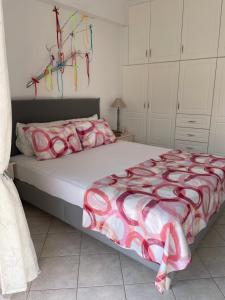 Postel nebo postele na pokoji v ubytování Pearl of Paralia Akrata