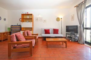 Una sala de estar con un sofá y un televisor. en Torraltinha Sunset Apartment, en Lagos